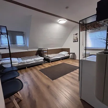 Komfortzimmer #5 Fuer Zwei Reisende Mit 2 Betten, Gemeinschafts Bad Und Kueche * Netphen